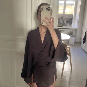 Rodebjer Tennessee  - Knappt använd blus från Rodebjer i modellen Tennessee.   Kan säljas tillsammans med tillhörande byxor vid intresse!