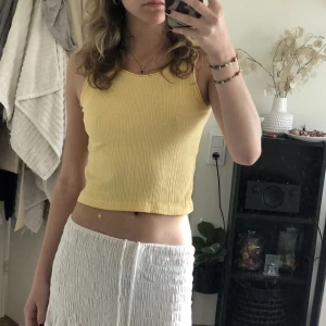 Gult sommarlinne💕 - Säljer nu detta ljusgula ribbade linnet från Zara😁Linnet är i barnstorlek som ni kanske på sista bilden, men sitter bra på mig som vanligtvis har storlek xs/s💕💕
