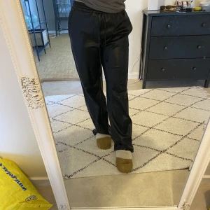 Svarta raka skinnbyxor  - Svarta raka skinnbyxor med knyte i midjan från zara i storlek M. Bra skick, använt fåtal gånger 