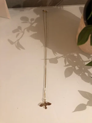 Finaste Emma Israelsson halsbandet dyrt i inköp 1200kr ca - Se bilder för skick annvänt ca 2 gånger då jag har ett annat 