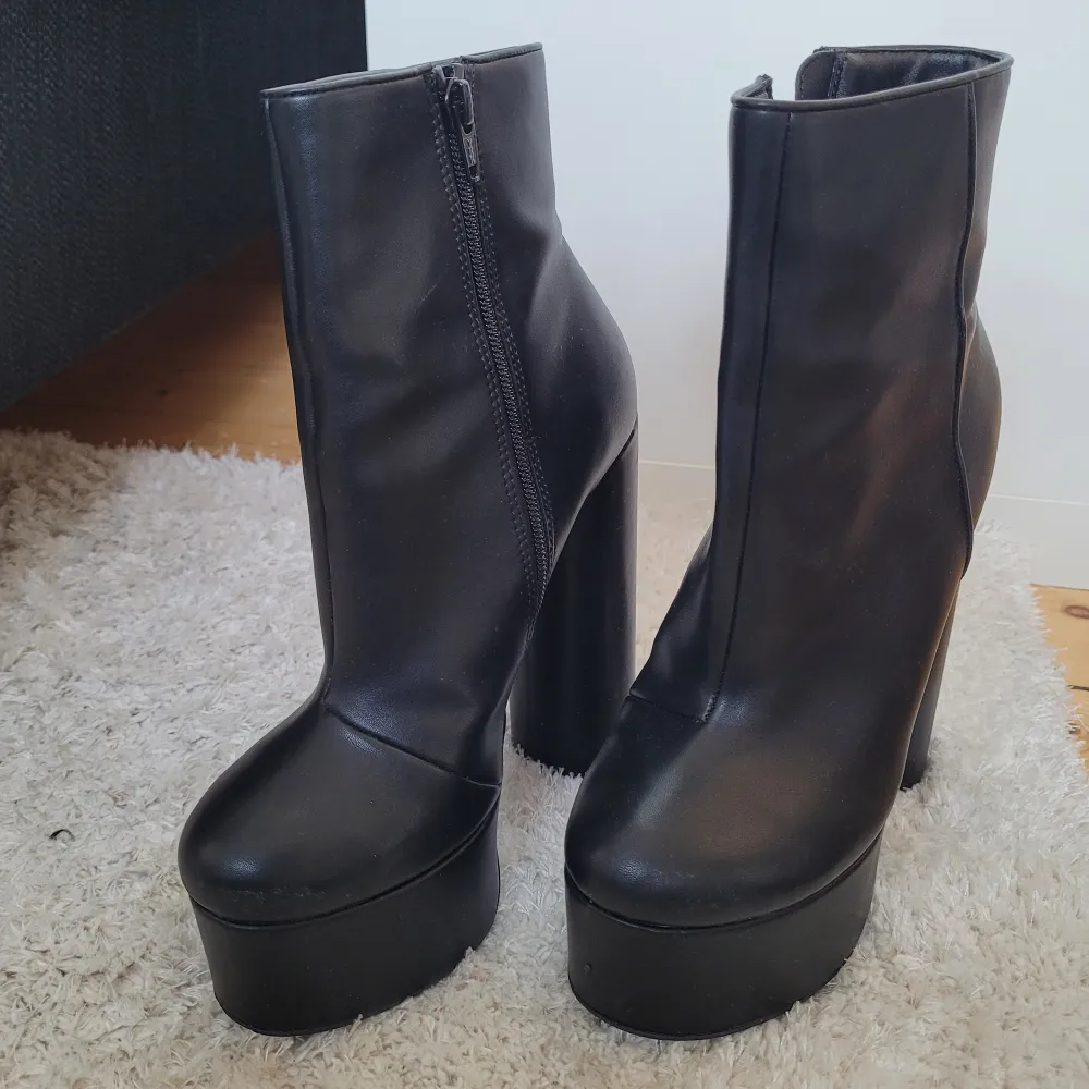 Höga boots från asos i nysick.. Skor.