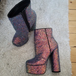 Glittriga Asos klackar - Nyskick, använda en gång och säljer dem för att de förtjämar någon som bär dem oftare för att de är så fina och glittriga.