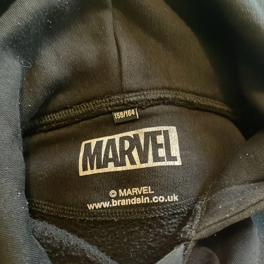 Marvel hoodie liten använda när jag va 10 år gammal passar inte längre storlek  158/164 . Hoodies.