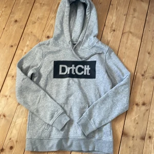 Dirt cult tröja  - Drtclt tröja, använd ca 2 gånger. Bra material