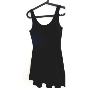 Klänning - Vanlig svart peplumklänning från hm