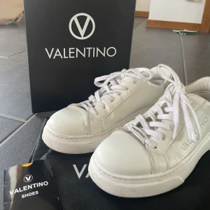 Valentino skor🫶🏻 - Skor från valentino köpta på Zalando!🫶🏻nypris 2200kr, kartong och dustbag medföljer. Använda några gånger vilket syns litegrann därav pris