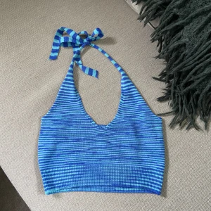 blå croptop - Croptop i olika nyanser av blå. Knyts i nacken! Aldrig använd. 
