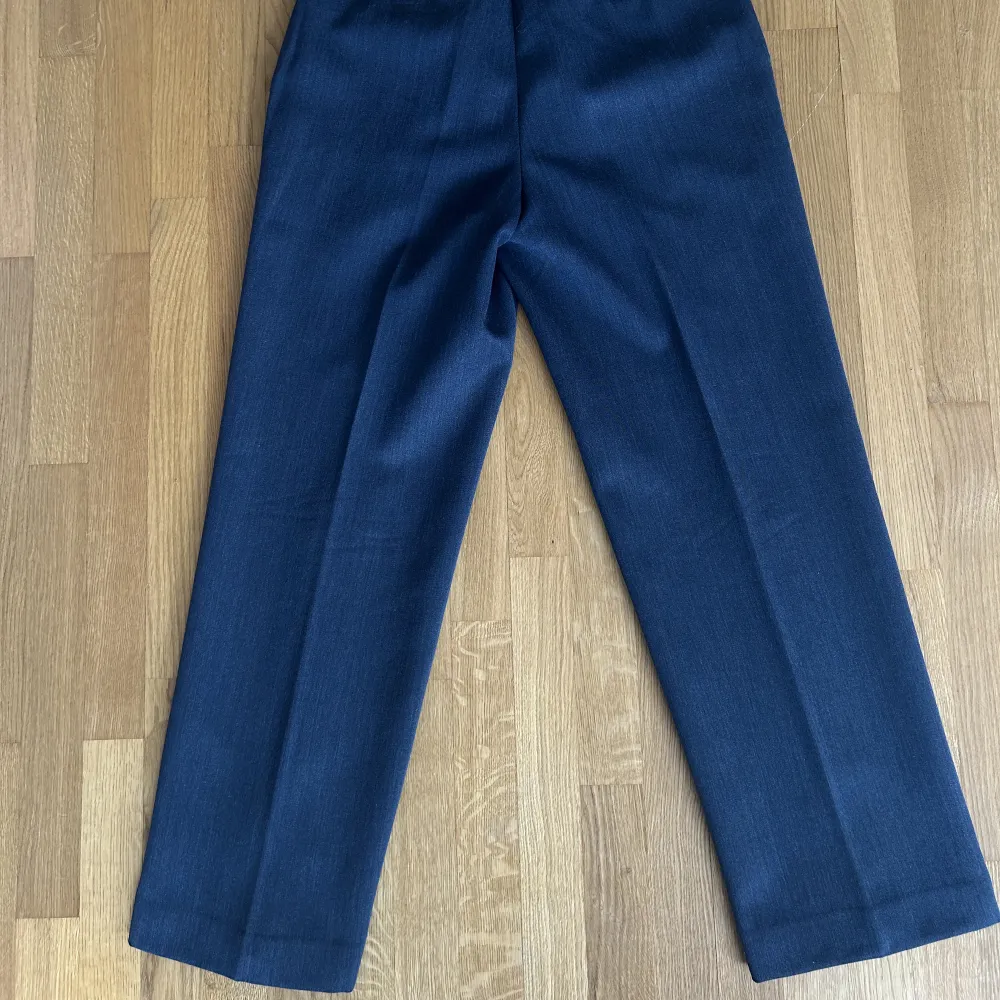 Vintage kostymbyxor från brittiska armen Size: 28-30  Lite skrapade under fickan på vänster ben(se andra bilden) . Jeans & Byxor.