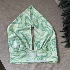 grön halterneck top - en grön/vit halterneck topp. använd fåtal gånger under sommaren 2021! 