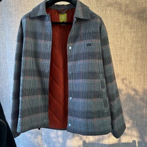 Jacka - Schysst jacka för vår/höst. Rekommenderas att ha en hoodie under