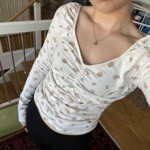 Blommig top - Blommig söt långärmad top från Monki i superfint skick! Storlek S