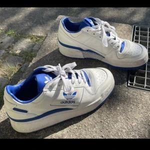 Adidas skor  - Köpt 2hand men passar inte mig🪼 Använt några få gånger🔅annars fint skick!  Pris kan diskuteras:)) (+ frakt ) Inga returer osv..