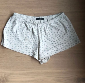VINTAGE BRANDY MELVILLE SHORTS - Hej! Säljer dessa supersöta äkta brandy Melville shorts som inte säljs längre. Vita shorts med blåa blommor som passar perfekt som pyjamas! Materialet är tunt och lent så de är supermjuka på!! Säljer då jag har flera liknande pyjamaser. Hör av er!💓