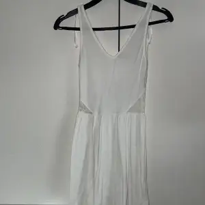 Superfin vit spets klänning från H&M Aldrig använd storlek XS