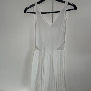 Studentklänning?  - Superfin vit spets klänning från H&M Aldrig använd storlek XS