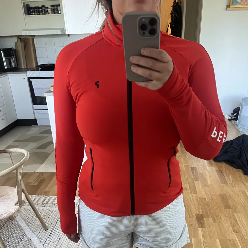Superfin röd peak performance tröja som är i fleece på insidan. Den är använd en del men ser oanvänd ut❤️. Hoodies.