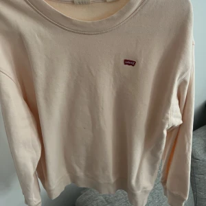 Levis tröja storlek M  - En Levis tröja storlek M, aldrig använd innan! Perfekt för sommar kvällar eller något annat💁