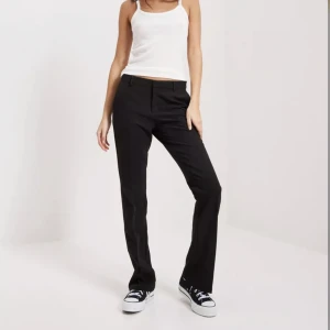 Lågmidjade kostymbyxor  - Lågmidjade kostymbyxor från neo noir. Supersköna. Köpte för 699 i slutet av förra sommaren. Säljer då de är för långa för mig.