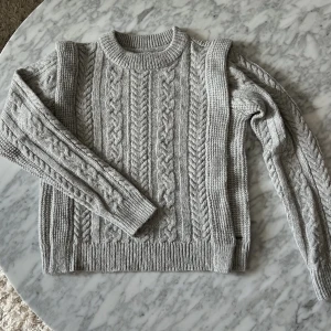 Stickad tröja med väst - Stickad tröja med ”inbyggd” väst, aldrig använd 