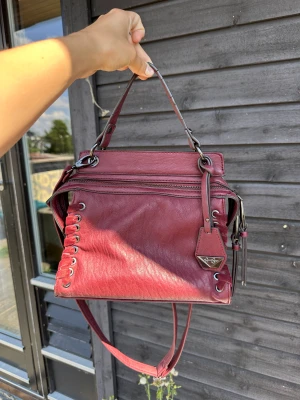 Jessica Simpson väska ❤️ - Så söt, har fått SÅ många frågor om denna väska. Därav en större efterfrågan. Försten till kvarn. Storlek 24x23x10 ❤️