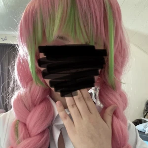 Mitsuri Kanjori Peruk - ( Om den köps med kostymen så kostar det mindre ) Rosa & Grön Peruk med tre flätor jag har själv stylat peruken så att den blir mer fluffig och söt!