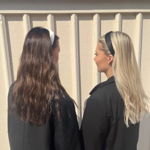 Diadem - Vårt svarta diadem ”midnatt” samt  vita diadem ”midsommarnatt” finns inne på lager, silkesliknande material. Så fin sommaraccessoar😍