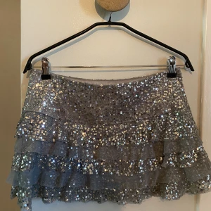 Volangkjol med paljetter - Ascool paljettkjol med volanger. Storlek Xs/s. 