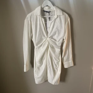 Vit ZARA klänning - ALDRIG ANVÄND!!!! En supersöt vit klänning från ZARA. 