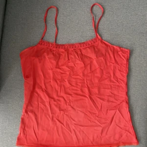 Rött linne - Det är vintage och är ungefär 40 år gammalt. Fortfarande i lika fint skick som när mormor köpte det.