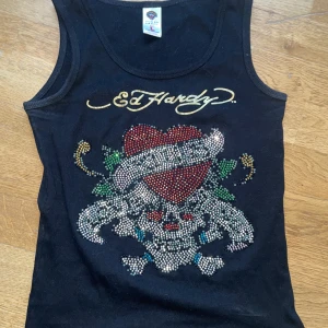 Ed hardy linne - Ed hardy linne, står storlek L men passat bra på mig som har S. Några stenar har lossnat men det ser ändå snyggt ut :)