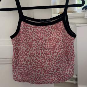 super trendy brandy melville pink top, good condition, one size 