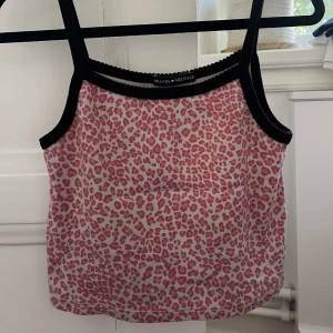 Brandy Melville Pink Top - super trendy brandy melville pink top, good condition, one size 