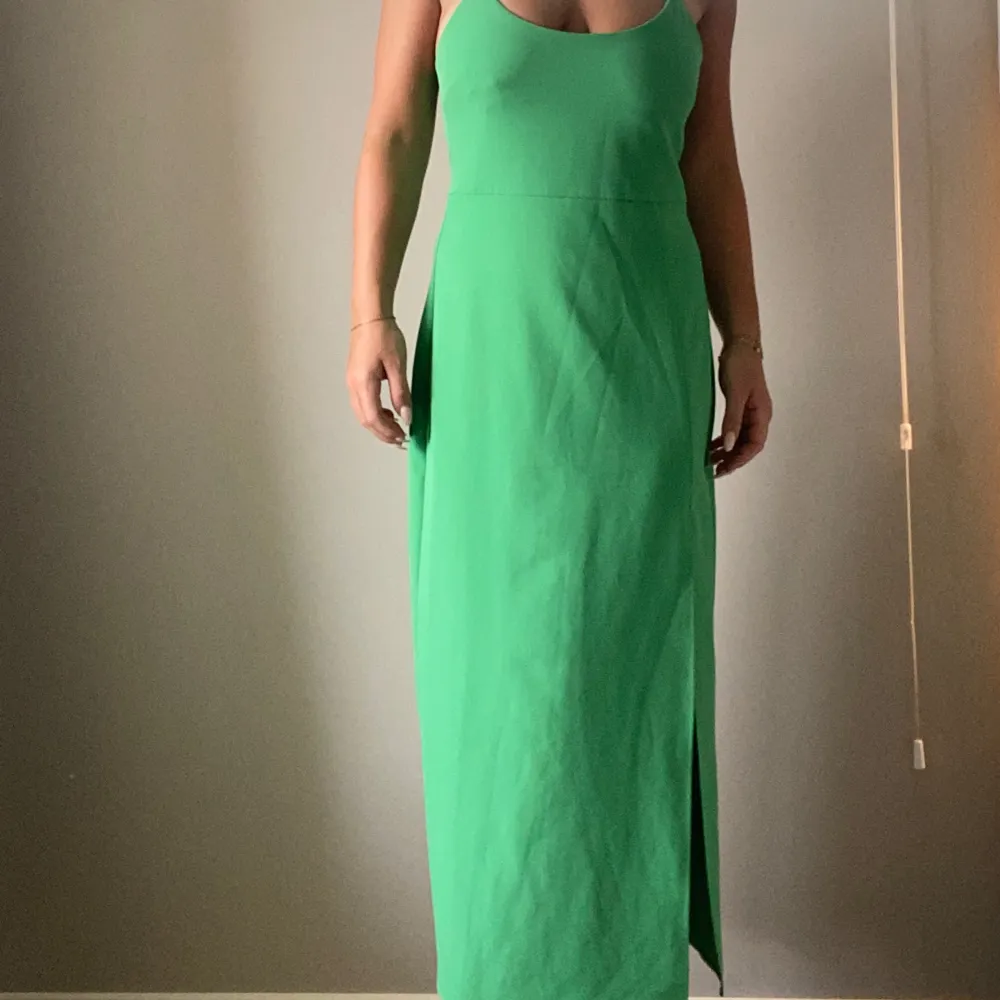 ALDRIG ANVÄND!! En härligt grön klänning från zara i storlek L, men är liten i storleken så passar mig perfekt. En slits som går lagom långt upp och korsade band i ryggen. . Klänningar.
