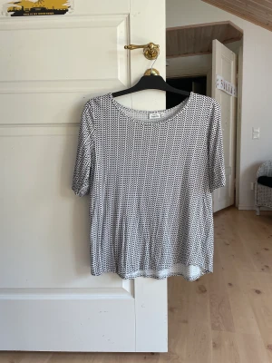 Kortärmad mönstrad tröja - Kortärmad mönstrad tröja 