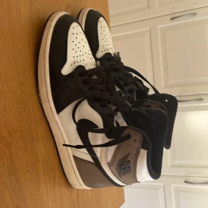 Säljer jordan 1 high mochas  - storlek 43, hyffsat bra skick på skorna, haft skorna i runt ett år.