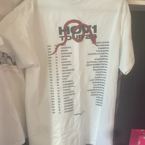 Hov1 tröja  - säljer min hov1 turné tröja. i L. utan fläckar, helt oanvänd