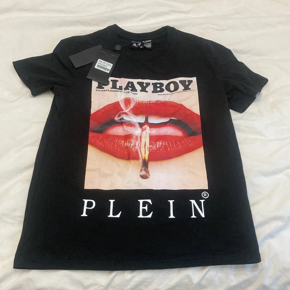 Philip plein x Playboy tshirt cond 10/10 aldrig använd!  Inget kvitto därav priset, bud vid snabb affär. Storlek M men mer som en Xs/S . T-shirts.
