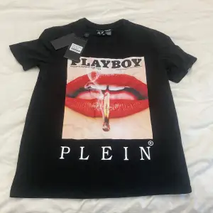 Philip plein x Playboy tshirt cond 10/10 aldrig använd!  Inget kvitto därav priset, bud vid snabb affär. Storlek M men mer som en Xs/S 