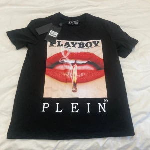 Philipp plein x Playboy  - Philip plein x Playboy tshirt cond 10/10 aldrig använd!  Inget kvitto därav priset, bud vid snabb affär. Storlek M men mer som en Xs/S 