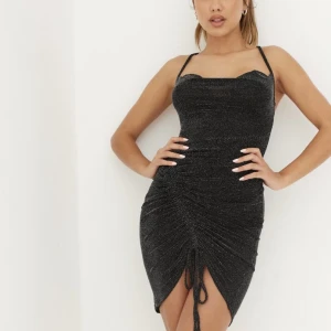 Tight klänning - Snygg svart klänning, tight med knytband