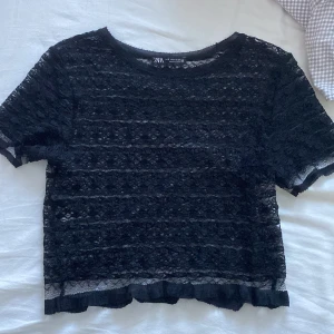 fest topp - jättefin fest topp i spets, den har ett litet hål som var där när jag köpte men syns knappt på eftersom tröjan är lite ”hålig” ändå🥰