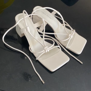 Vita klackar - Vita somriga halvhöga klackar🤍Snörena knyts längs benen som visas på sista bilden. Aldrig använda. 