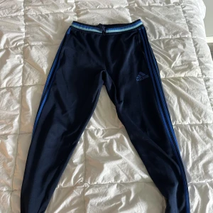 Adidas byxor  - Rensning av garderob. Adidas mjukisbyxor i väldigt bra skick. Kom med pris vid intresse 