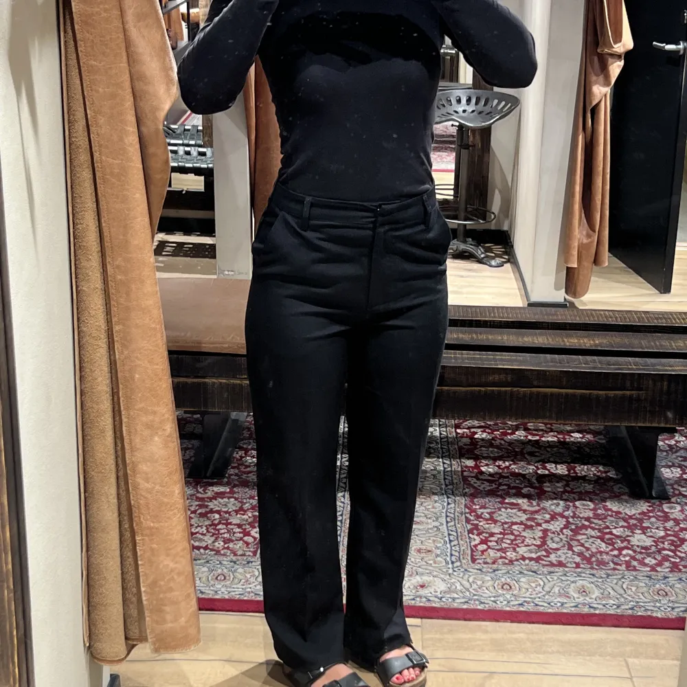 Svarta kostymbyxor i storlek 38, passar mig perfekt som är 168cm ☺️. Jeans & Byxor.