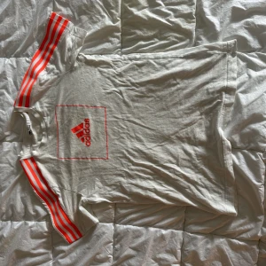 Adidas t-shirt  - Resning av garderob. Adidas t-shirt i bra skick. Kom med pris vid intresse. 