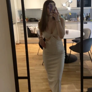 Klänning - Maxiklänning med slits på sidan 🌸 jag är 167 cm och passar mig perfekt. 