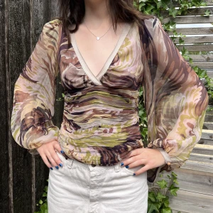 Missoni Blus - Fantastisk blus från Missoni! Köpt för 1100:- på Vestiaire för några år sen. Passar en stl 36, italiensk stl 40. Den har ett litet hål på baksida höger ärm, skickar bild om det önskas. Midja: 36 cm, längd: 49 cm. Pris kan diskuteras. Hör av dig!