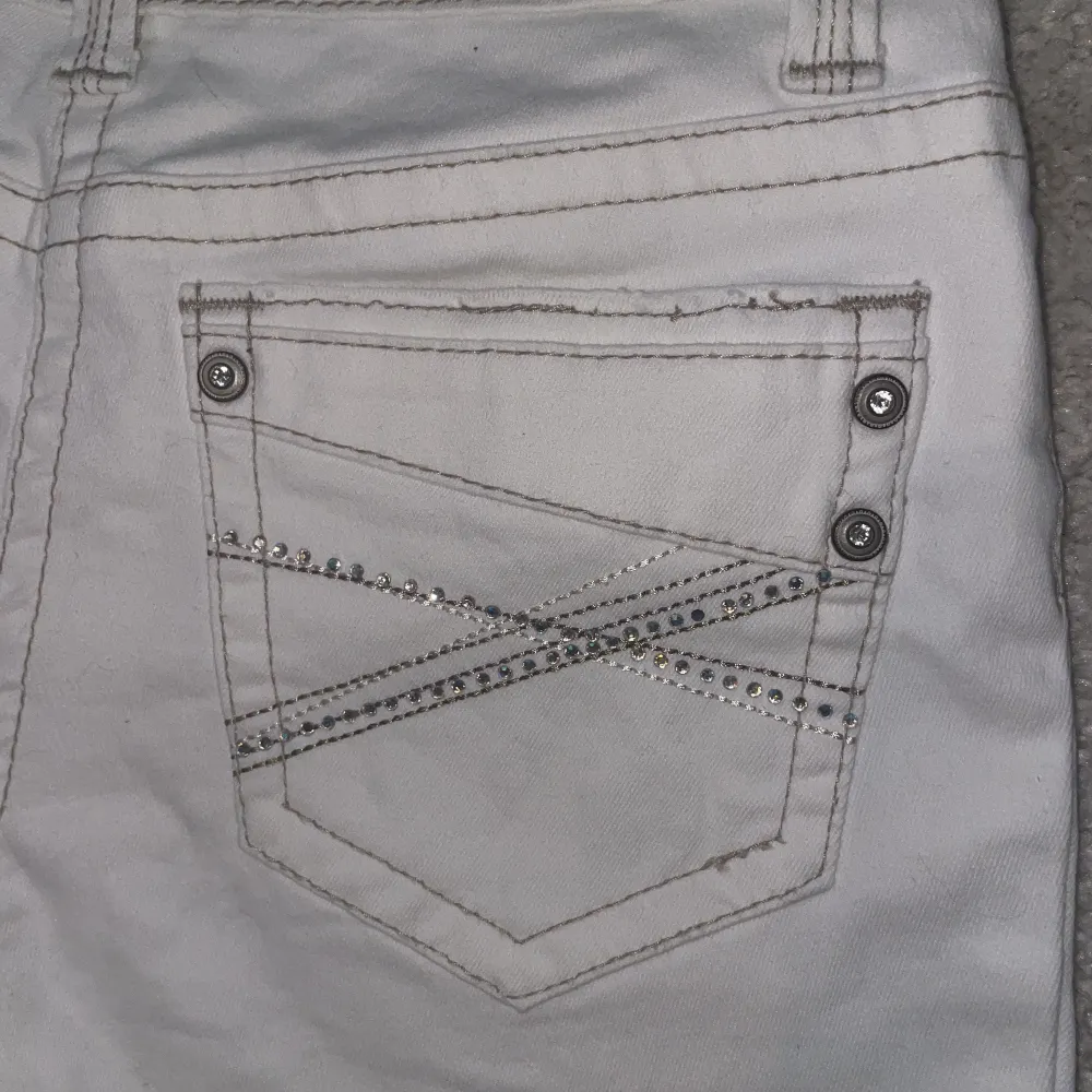 Så snygga lågmidjade bootcut jeans som tyvärr inte kommer till användning. Midjemått mätt rakt över 35 cm, innerbenslängd 82 cm. . Jeans & Byxor.