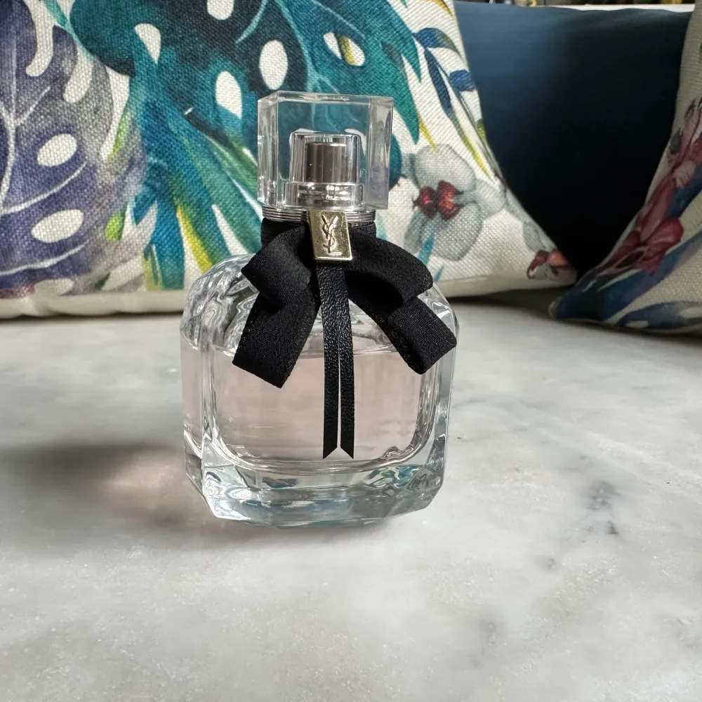 Underbar doft från Yves Saint Laurent YSL Mon Paris 50ml. Nypris 900kr säljer för 590kr. Använd gärna köp nu 💞 Ca 80% kvar av flaskan . Parfym.