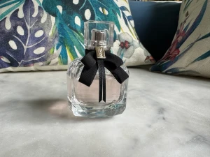 YSL - Mon Paris 50ml. - Underbar doft från Yves Saint Laurent YSL Mon Paris 50ml. Nypris 900kr säljer för 590kr. Använd gärna köp nu 💞 Ca 80% kvar av flaskan 